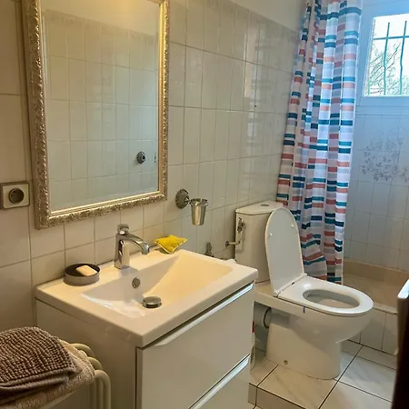 Quarto em Acomodações Particulares Ou Dans Maison Avec Piscine *